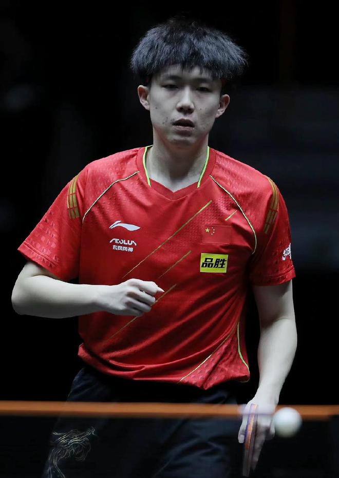 足球赛场上 足球赛场上